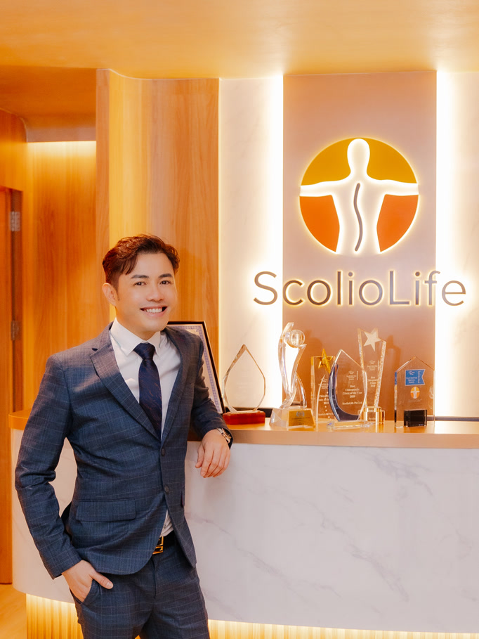 Dr. Kevin Lau at the ScolioLife clinic reception